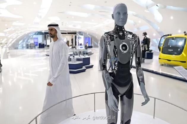 خدمت رسانی ربات انسان نمای آمکا در یک موزه در دبی